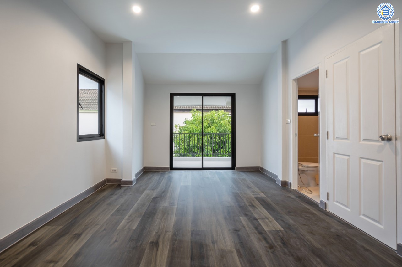 บ้านมือสองตกแต่งใหม่ ม.กฤษดานคร แจ้งวัฒนะ เนื้อที่ 63 ตร.ว. ฟังก์ชันจัดเต็ม 3 ห้องนอน 2 ห้องน้ำ 1 ห้องอเนกประสงค์ จอดรถได้ 2 คัน ดีไซน์ Classic บนทำเลศักยภาพ เชื่อมต่อหลายเส้นทาง ใกล้ทางด่วนแจ้งวัฒนะ, เซ็นทรัลแจ้งวัฒนะ และรถไฟฟ้าสายสีชมพู "สถานีแจ้งวัฒนะ-ปากเกร็ด 28"